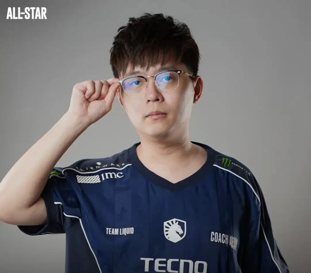 Team Liquid PH coach Ong Wei “Aeon” Shen.