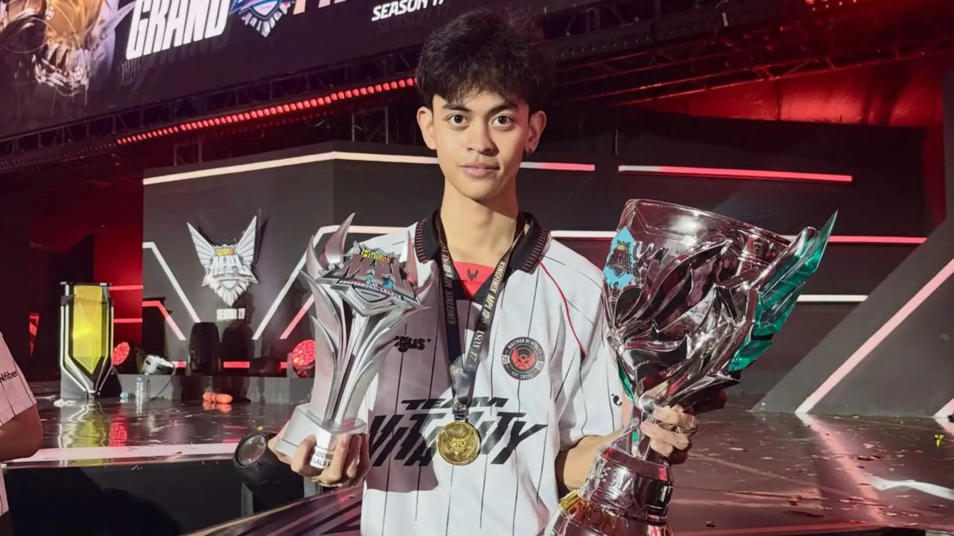 Moreno with the MPL ID S17 trophy
