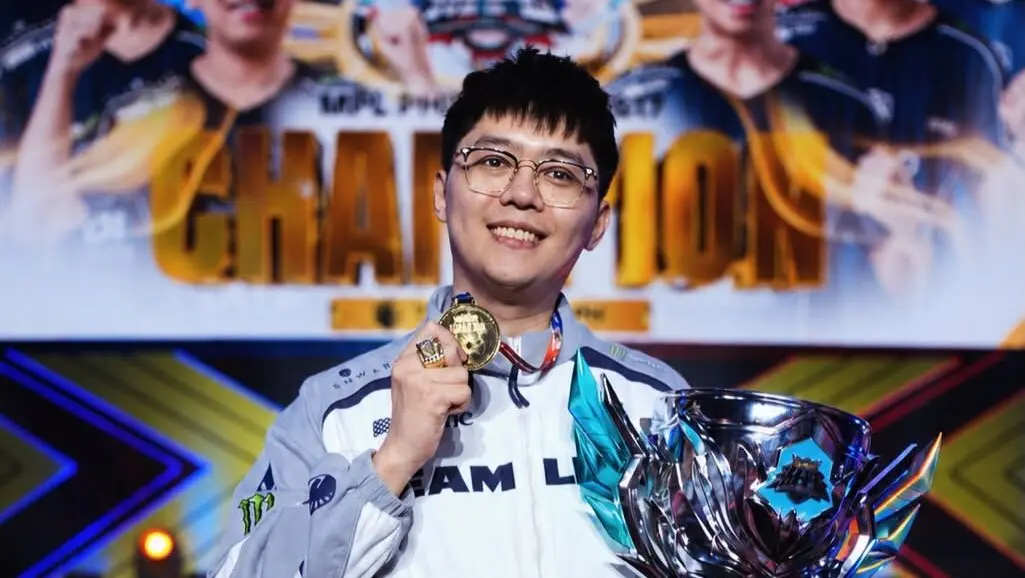 Aeon with the MPL PH S17 trophy