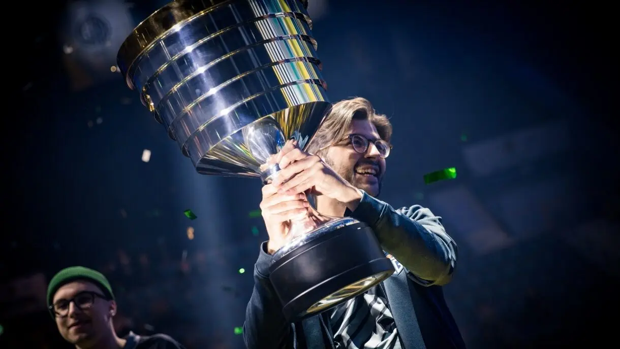 Ceb holds the ESL One Stockholm 2022 trophy.