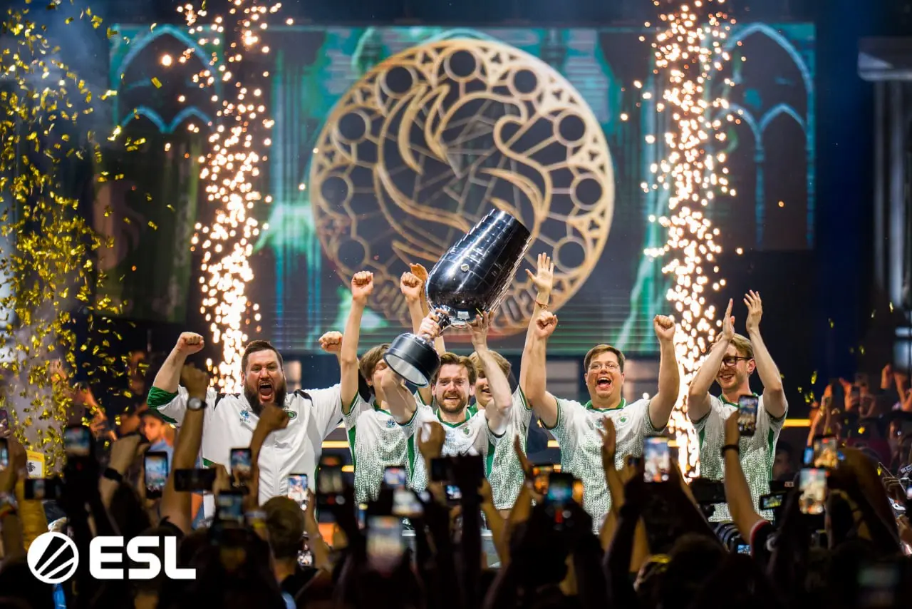Team Falcons поднимают кубок IEM Cologne Major 2026