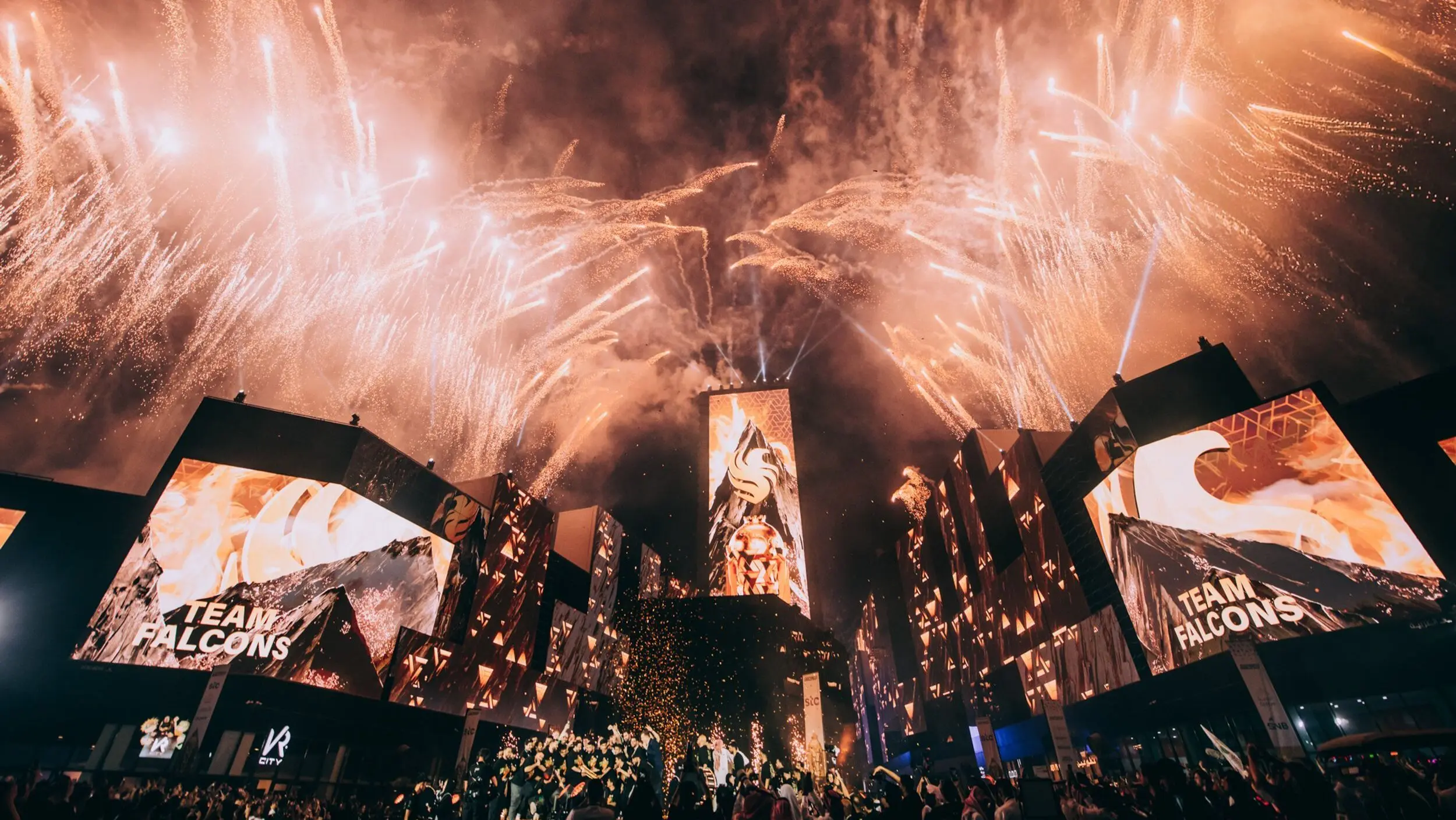 Фото фейерверков во время Esports World Cup