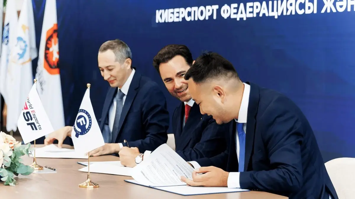 Photo of the signing of the agreement between the Kazakhstan Esports Federation and the IESF