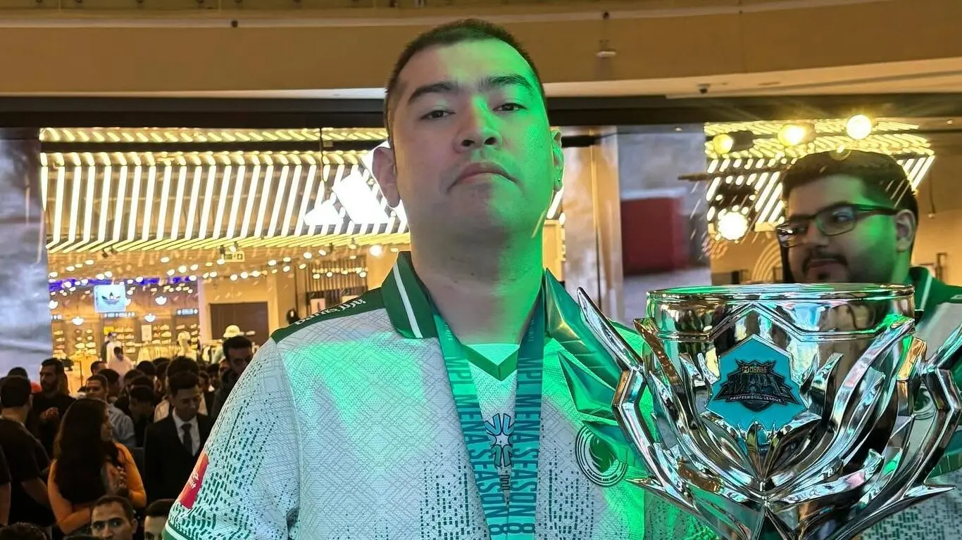 Paoweeburn with the MPL MENA Season 8 trophy