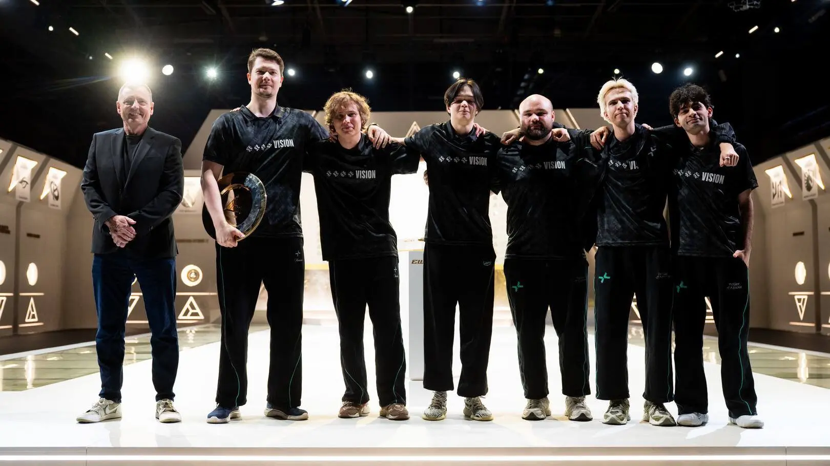 Победное фото PARIVISION на Esports World Cup 2026