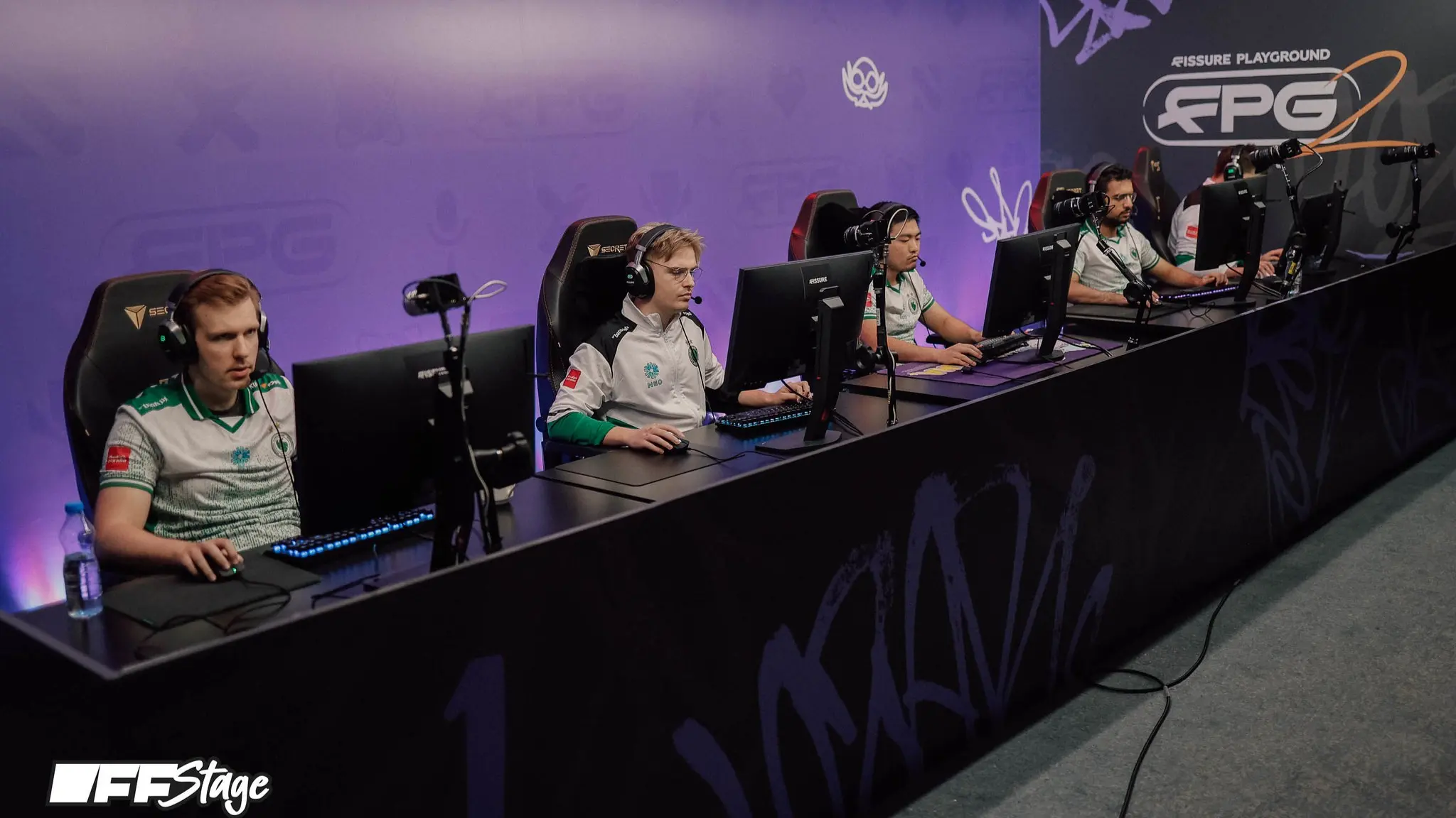 Фото Team Falcons на FISSURE PLAYGROUND 2 — DOTA