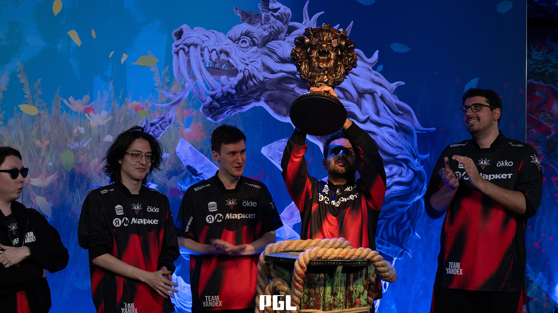 Фото Team Yandex с кубком PGL Wallachia Season 9