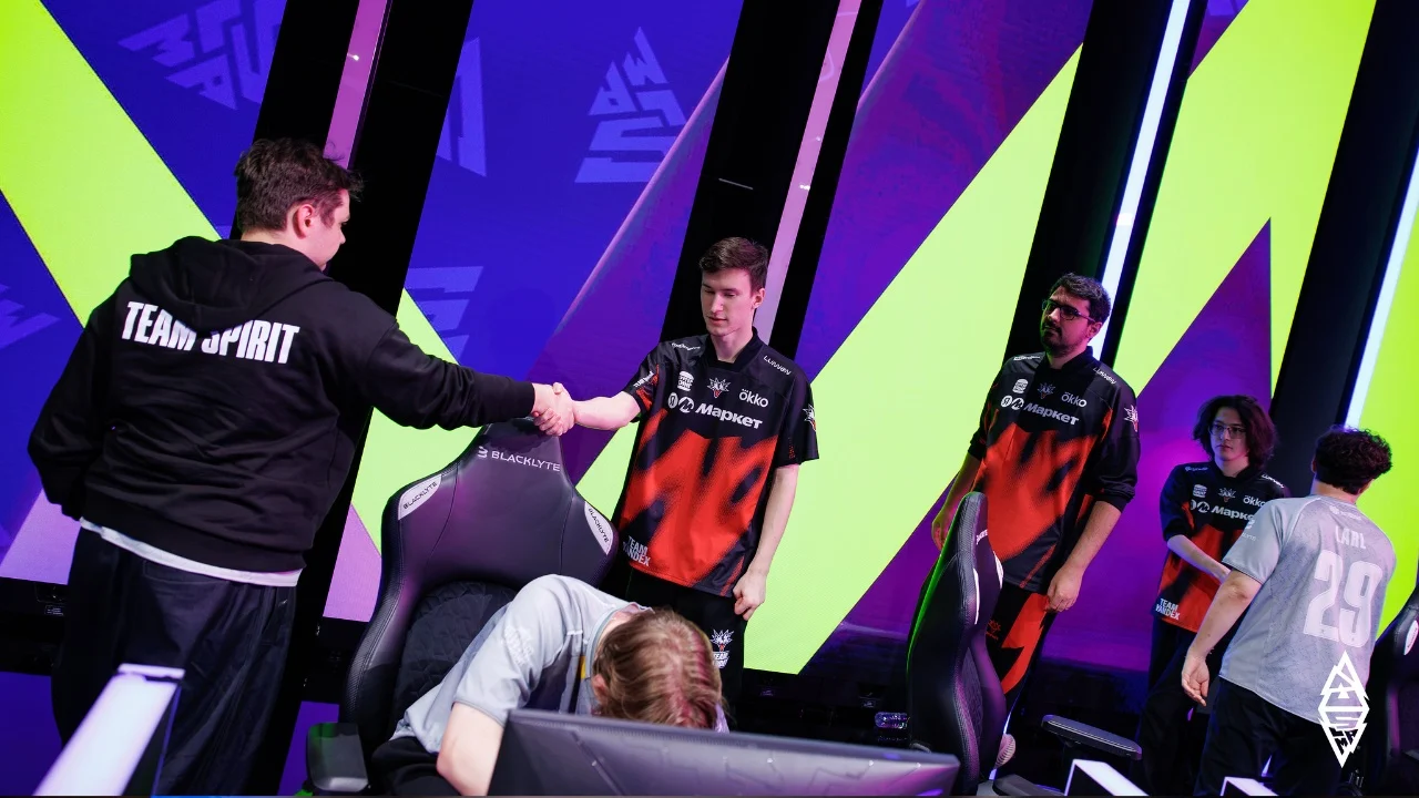 Handshakes between players from Team Spirit and Team Yandex