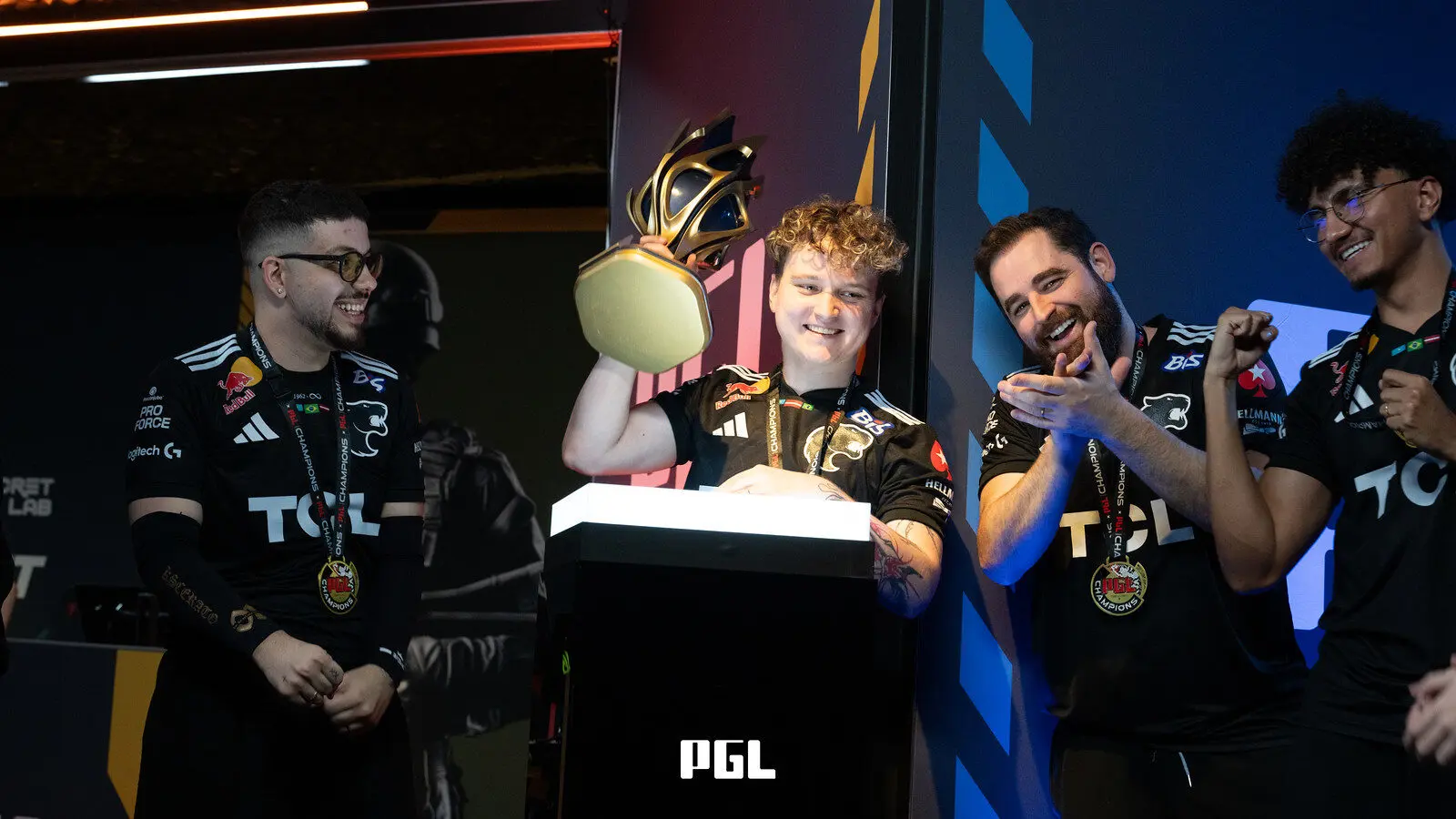 Игроки FURIA с трофеем PGL Masters Bucharest 2026.