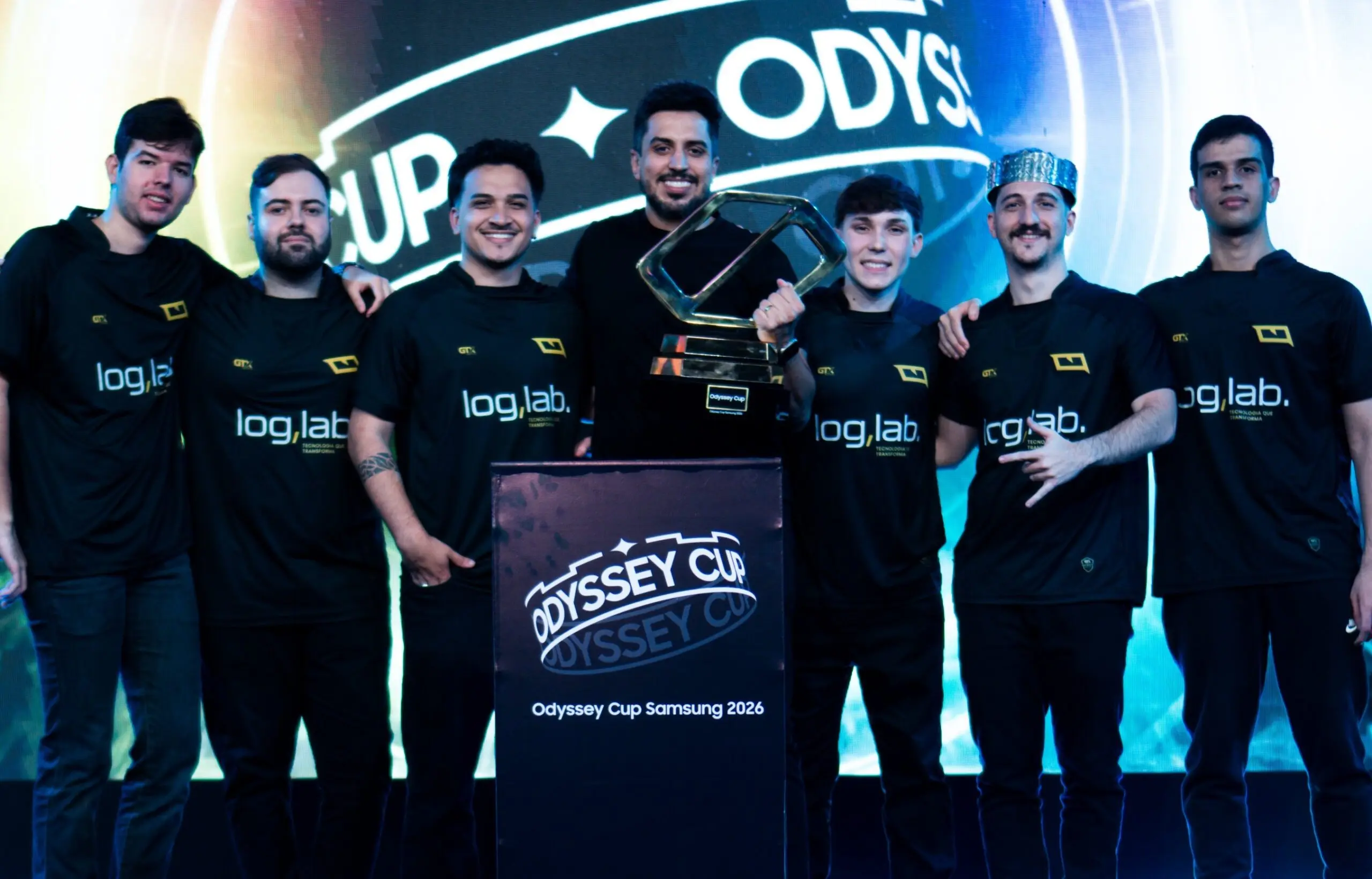 Игроки Yawara E-Sports на сцене.